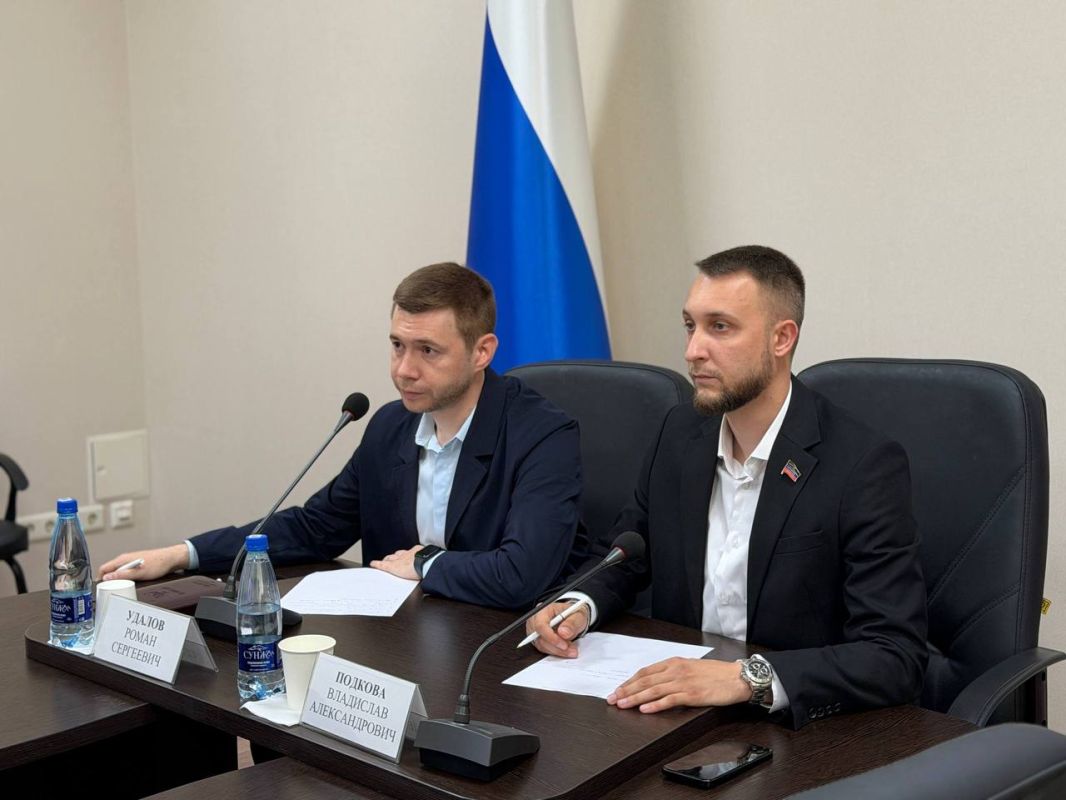 Владислав Подкова: Вместе с Романом Удаловым в формате ВКС обсудили с сенатором Российской Федерации Александром Волошиным дальнейшую работу по линии Палаты молодых законодателей при Совете Федерации Владислав Подкова: Вместе с Романом Удаловым в формате ВКС обсудили с сенатором Российской Федерации Александром Волошиным дальнейшую работу по линии Палаты молодых законодателей при Совете Федерации