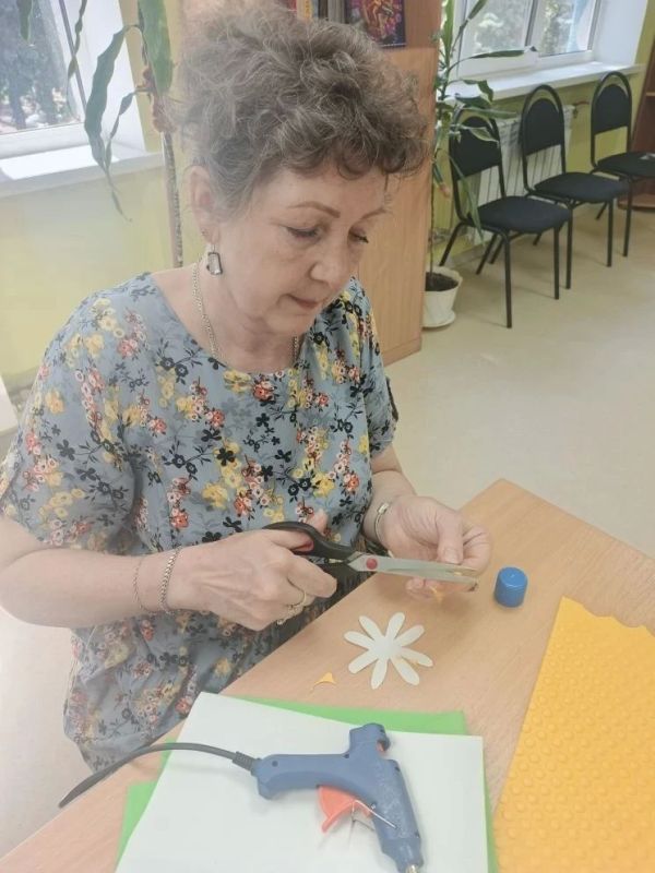 Мастеркласс ко Дню семьи, любви и верности прошел в Центре социального обслуживания населения Горловки Мастеркласс ко Дню семьи, любви и верности прошел в Центре социального обслуживания населения Горловки