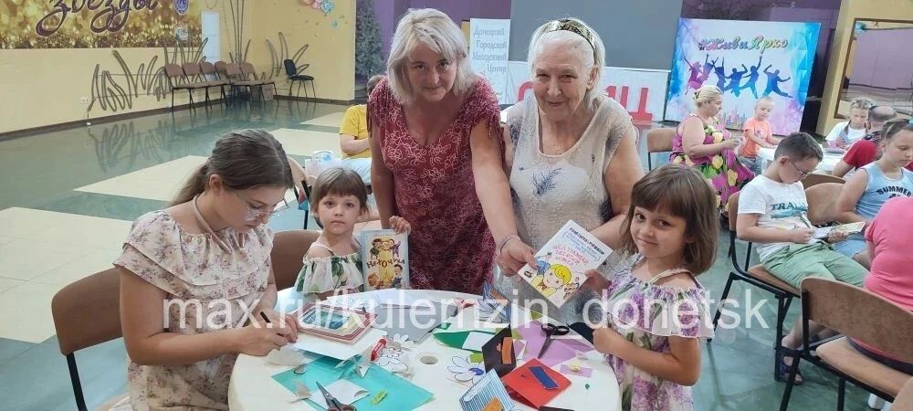 В преддверии светлого праздника Дня семьи, любви и верности на базе Донецкого городского молодёжного центра состоялся тематический мастер-класс по изготовлению поздравительных открыток «Счастье в дом» В преддверии светлого праздника Дня семьи, любви и верности на базе Донецкого городского молодёжного центра состоялся тематический мастер-класс по изготовлению поздравительных открыток «Счастье в дом»