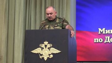 Генерал-лейтенант полиции Павел Гищенко попрощался с личным составом МВД по ДНР и вручил заслуженные награды сотрудникам