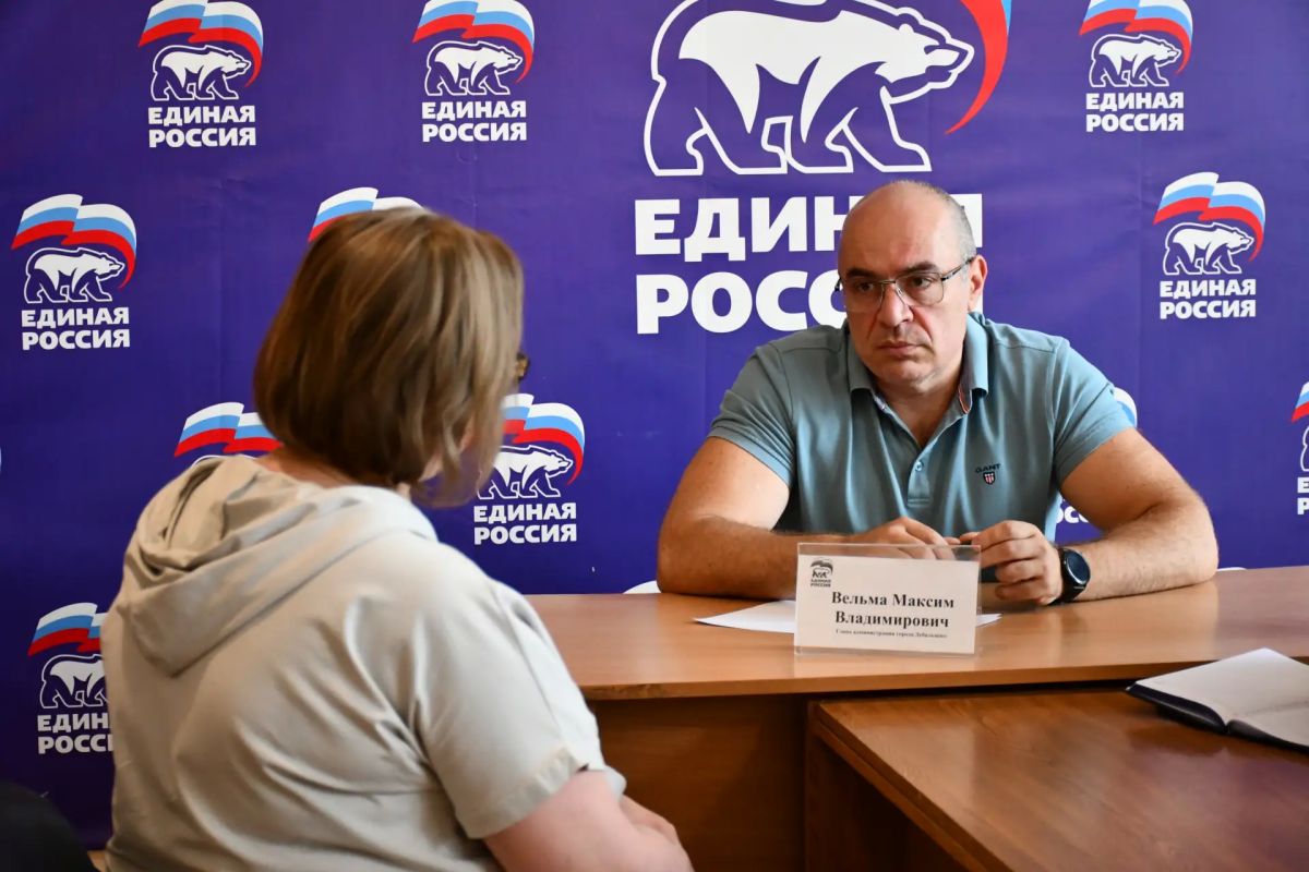 Сегодня, 7 июля, жители Дебальцево смогли лично обратиться со своими насущными вопросами к первому заместителю главы администрации городского округа, Максиму Вельме Сегодня, 7 июля, жители Дебальцево смогли лично обратиться со своими насущными вопросами к первому заместителю главы администрации городского округа, Максиму Вельме
