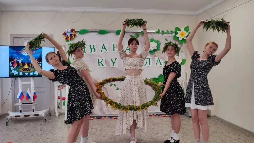 В преддверии праздника Ивана Купалы в клубе села Бирюки прошла увлекательная игровая программа «В поисках цветка папоротника» для участников творческих коллективов