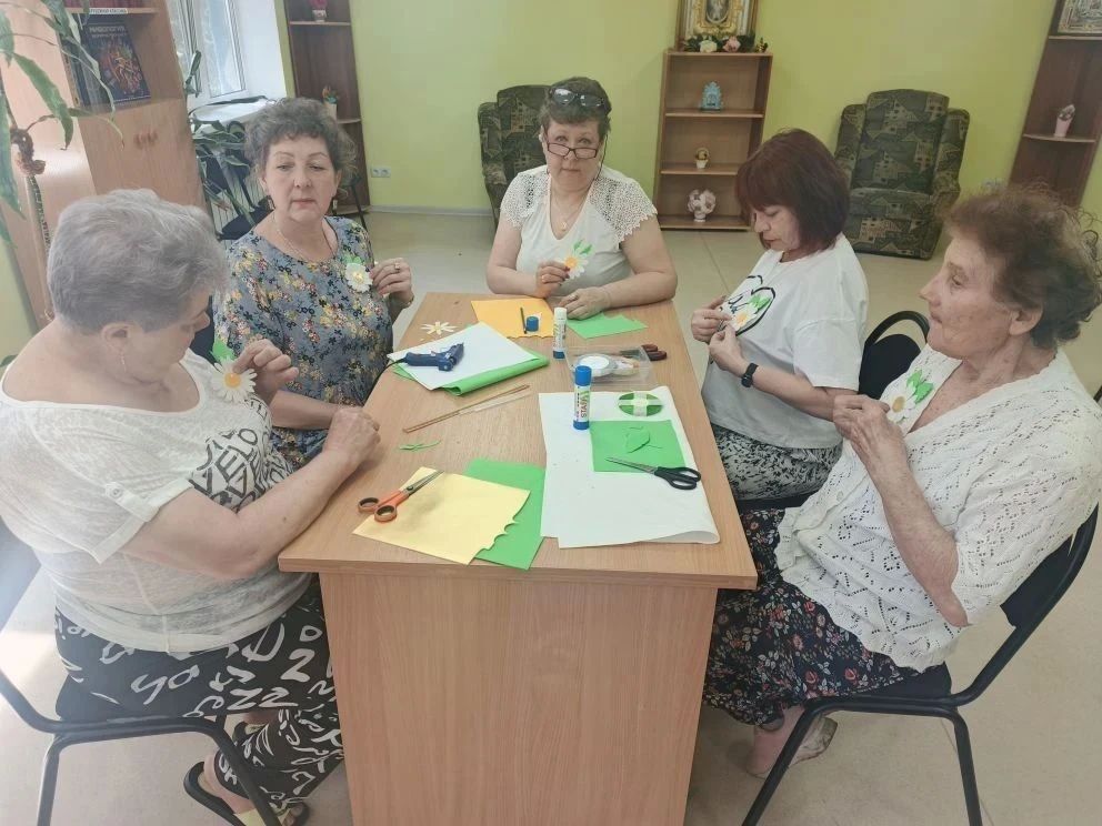 Мастеркласс ко Дню семьи, любви и верности прошел в Центре социального обслуживания населения Горловки Мастеркласс ко Дню семьи, любви и верности прошел в Центре социального обслуживания населения Горловки