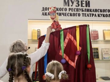 В Новом музее Донецкого театра кукол прошла первая экскурсия для зрителей