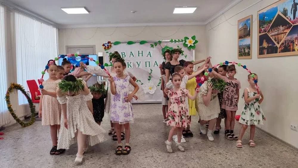 В преддверии праздника Ивана Купалы в клубе села Бирюки прошла увлекательная игровая программа «В поисках цветка папоротника» для участников творческих коллективов В преддверии праздника Ивана Купалы в клубе села Бирюки прошла увлекательная игровая программа «В поисках цветка папоротника» для участников творческих коллективов