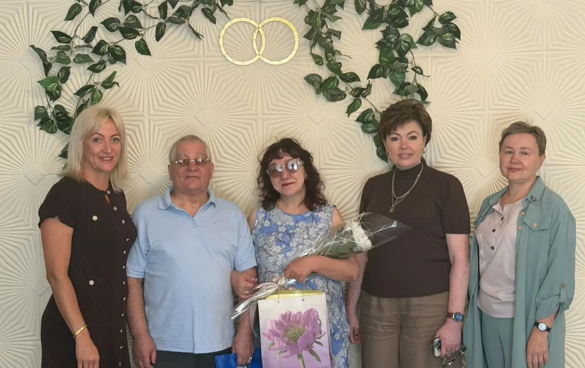 В преддверии Дня семьи, любви и верности председатель Ясиноватского муниципального совета Анна Бондарь и заместитель председателя, координатор «Женского движения Единой России» в Ясиноватой Наталья Филиппова поздравили с...