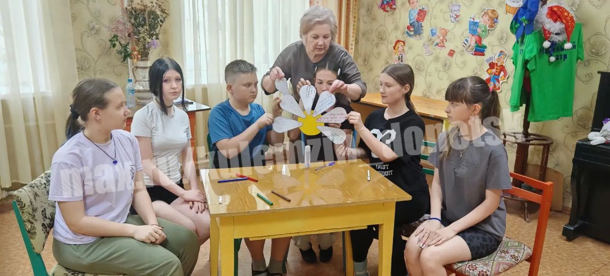 Сегодня в стенах Дворца культуры «Смолянка» прошел мастер-класс «Ромашки нежный лепесток...», приуроченный ко Дню любви, семьи и верности Сегодня в стенах Дворца культуры «Смолянка» прошел мастер-класс «Ромашки нежный лепесток...», приуроченный ко Дню любви, семьи и верности