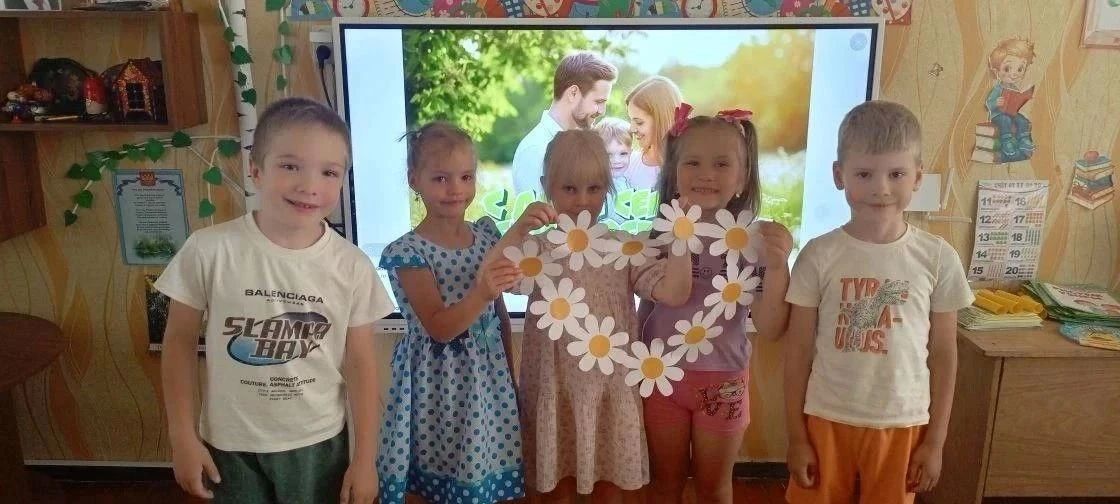 В преддверии Дня семьи, любви и верности, который ежегодно отмечается в России 8 июля, воспитанники старшей группы «Теремок» (ГБДОУ "ДЕТСКИЙ САД № 50 Г.О. ТОРЕЗ") подготовили для своих родных особенный подарок В преддверии Дня семьи, любви и верности, который ежегодно отмечается в России 8 июля, воспитанники старшей группы «Теремок» (ГБДОУ "ДЕТСКИЙ САД № 50 Г.О. ТОРЕЗ") подготовили для своих родных особенный подарок