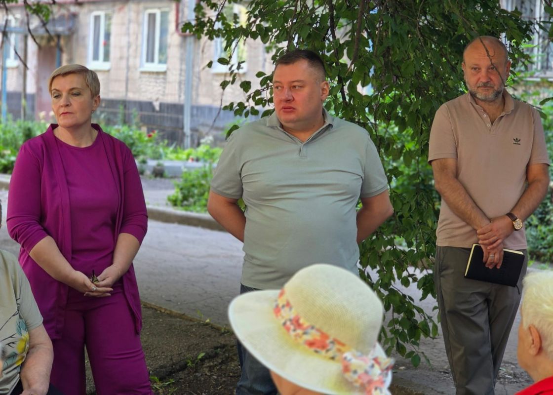 Иван Адамец: Провёл встречу с жителями, которая состоялась у дома № 13а по улице Ленкоранской