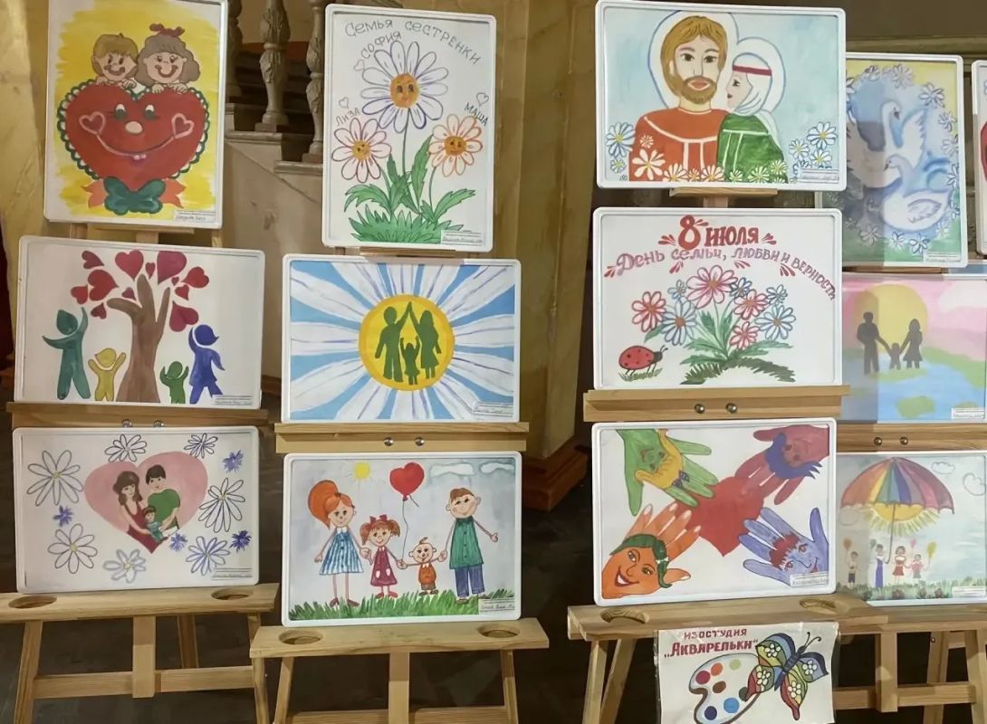 В преддверии светлого праздника "День семьи, любви и верности", в стенах Зугрэсского Дворца культуры открылась выставка детских рисунков "Моя любимая семья" В преддверии светлого праздника "День семьи, любви и верности", в стенах Зугрэсского Дворца культуры открылась выставка детских рисунков "Моя любимая семья"