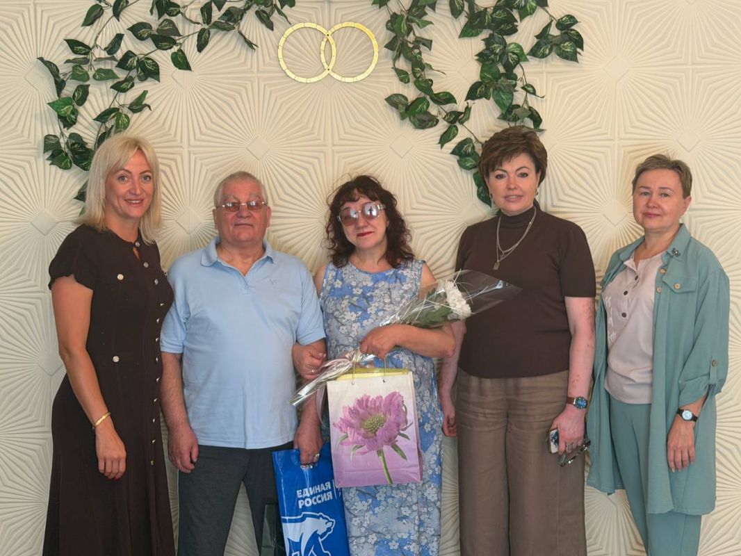Сегодня, в преддверии чудесного праздника — Дня семьи, любви и верности, от имени главы Ясиноватского муниципального округа Николая Руппель и от Совета депутатов поздравили Игоря Вадимовича и Аллу Николаевну с их Днем... Сегодня, в преддверии чудесного праздника — Дня семьи, любви и верности, от имени главы Ясиноватского муниципального округа Николая Руппель и от Совета депутатов поздравили Игоря Вадимовича и Аллу Николаевну с их Днем...