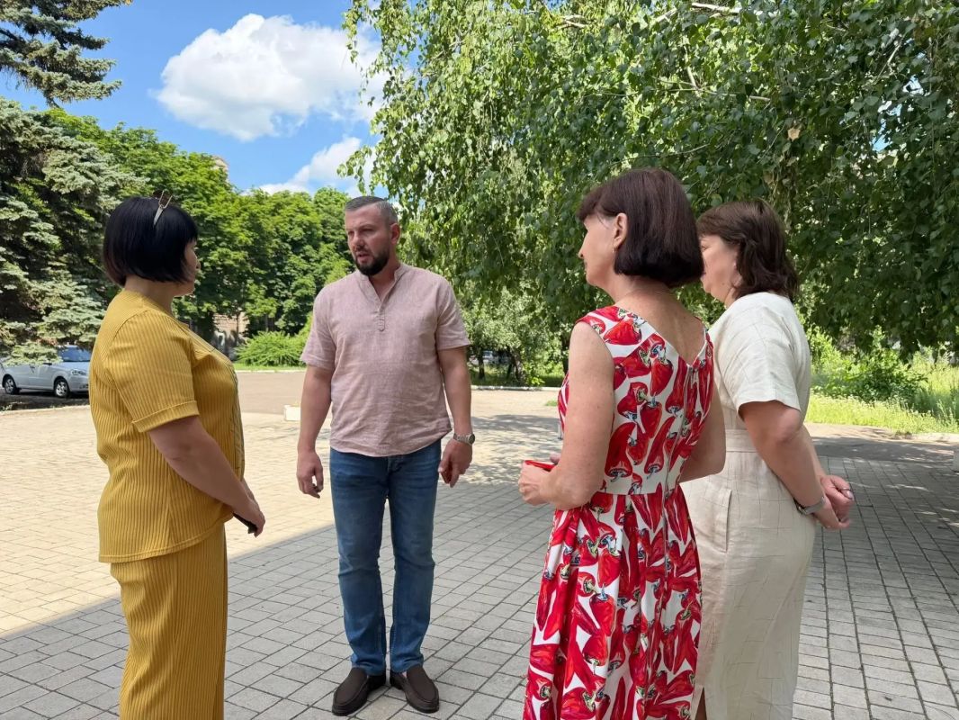 Сегодня, 7 июля, по поручению Главы Республики Дениса Пушилина, спикер-активист Алексей Боршош провел встречу с жителями Кировского района на подведомственной территории по ул. Депутатская, 162 Сегодня, 7 июля, по поручению Главы Республики Дениса Пушилина, спикер-активист Алексей Боршош провел встречу с жителями Кировского района на подведомственной территории по ул. Депутатская, 162