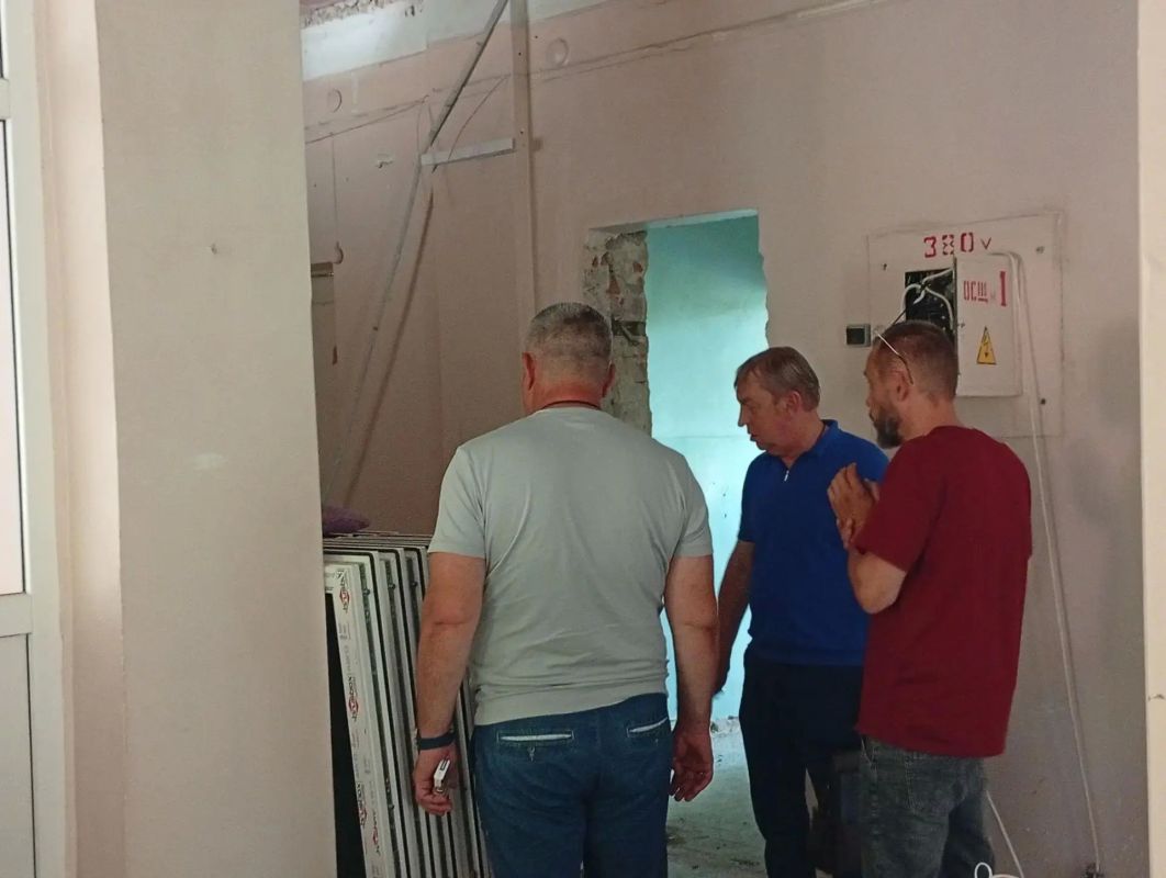 Вместе с главным врачом Ясиноватской центральной районной больницы Сергеем Джеломановым проверили ход ремонтных работ в поликлинике № 2 Вместе с главным врачом Ясиноватской центральной районной больницы Сергеем Джеломановым проверили ход ремонтных работ в поликлинике № 2