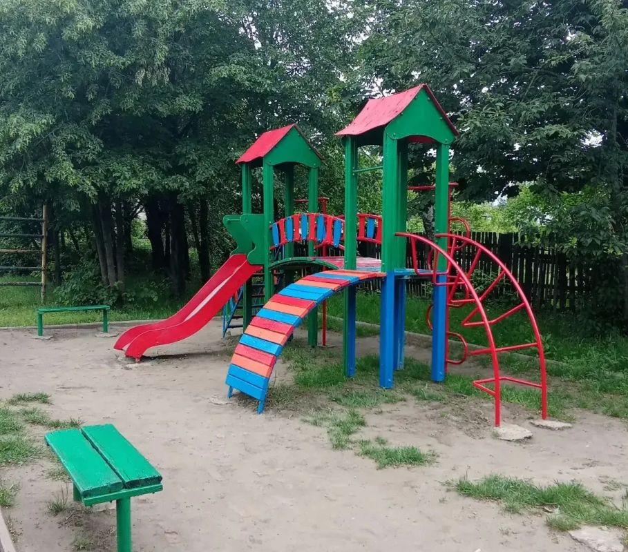 В рамках благоустройства территории Кировского внутригородского района силами ГБОУ «Основная школа № 36 городского округа Макеевка» по ул. Кремлевской выполнены работы по покраске элементов детской площадки, расположенной на... В рамках благоустройства территории Кировского внутригородского района силами ГБОУ «Основная школа № 36 городского округа Макеевка» по ул. Кремлевской выполнены работы по покраске элементов детской площадки, расположенной на...
