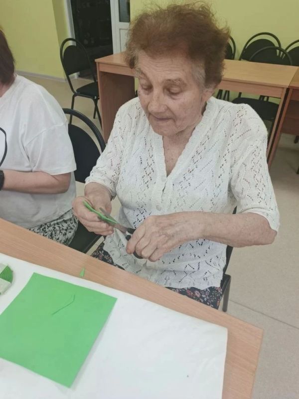 Мастеркласс ко Дню семьи, любви и верности прошел в Центре социального обслуживания населения Горловки Мастеркласс ко Дню семьи, любви и верности прошел в Центре социального обслуживания населения Горловки