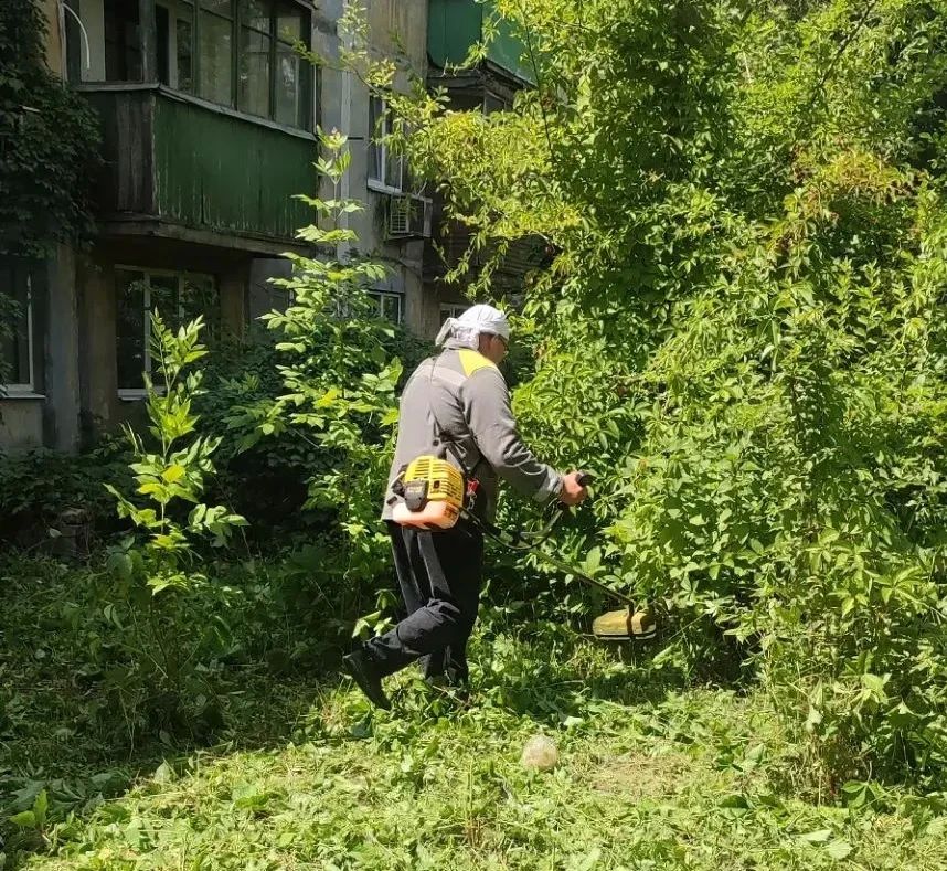 Сегодня, 7 июля, с целью приведения территории в надлежащее санитарное состояние в Кировском внутригородском районе города Макеевки силами Макеевского филиала НКО «ЕДИНЫЙ РЕГИОНАЛЬНЫЙ ФОНД ПО УПРАВЛЕНИЮ МНОГОКВАРТИРНЫМИ... Сегодня, 7 июля, с целью приведения территории в надлежащее санитарное состояние в Кировском внутригородском районе города Макеевки силами Макеевского филиала НКО «ЕДИНЫЙ РЕГИОНАЛЬНЫЙ ФОНД ПО УПРАВЛЕНИЮ МНОГОКВАРТИРНЫМИ...