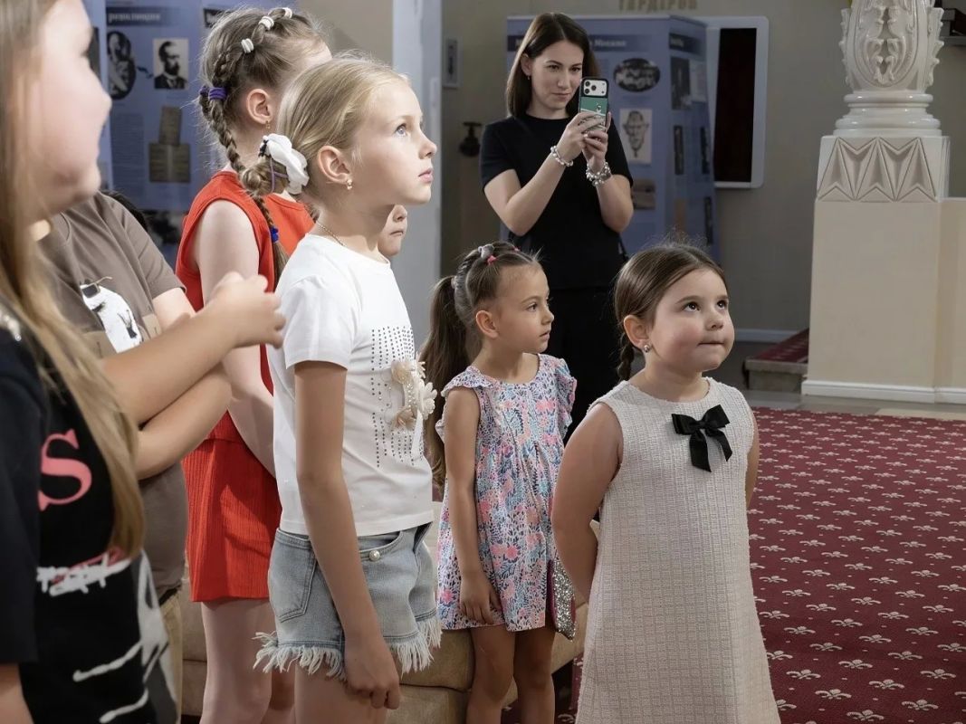 В Новом музее Донецкого театра кукол прошла первая экскурсия для зрителей В Новом музее Донецкого театра кукол прошла первая экскурсия для зрителей