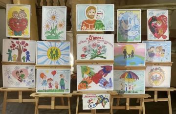 В преддверии светлого праздника "День семьи, любви и верности", в стенах Зугрэсского Дворца культуры открылась выставка детских рисунков "Моя любимая семья"