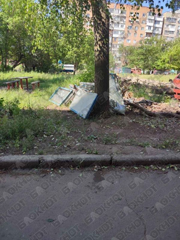 В Буденновском районе Донецка коммунальщики спилили деревья, да так их и бросили В Буденновском районе Донецка коммунальщики спилили деревья, да так их и бросили