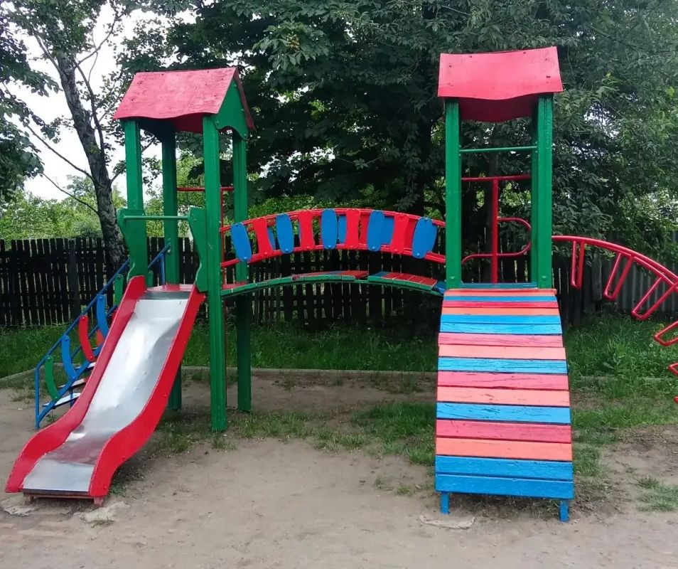 В рамках благоустройства территории Кировского внутригородского района силами ГБОУ «Основная школа № 36 городского округа Макеевка» по ул. Кремлевской выполнены работы по покраске элементов детской площадки, расположенной на... В рамках благоустройства территории Кировского внутригородского района силами ГБОУ «Основная школа № 36 городского округа Макеевка» по ул. Кремлевской выполнены работы по покраске элементов детской площадки, расположенной на...