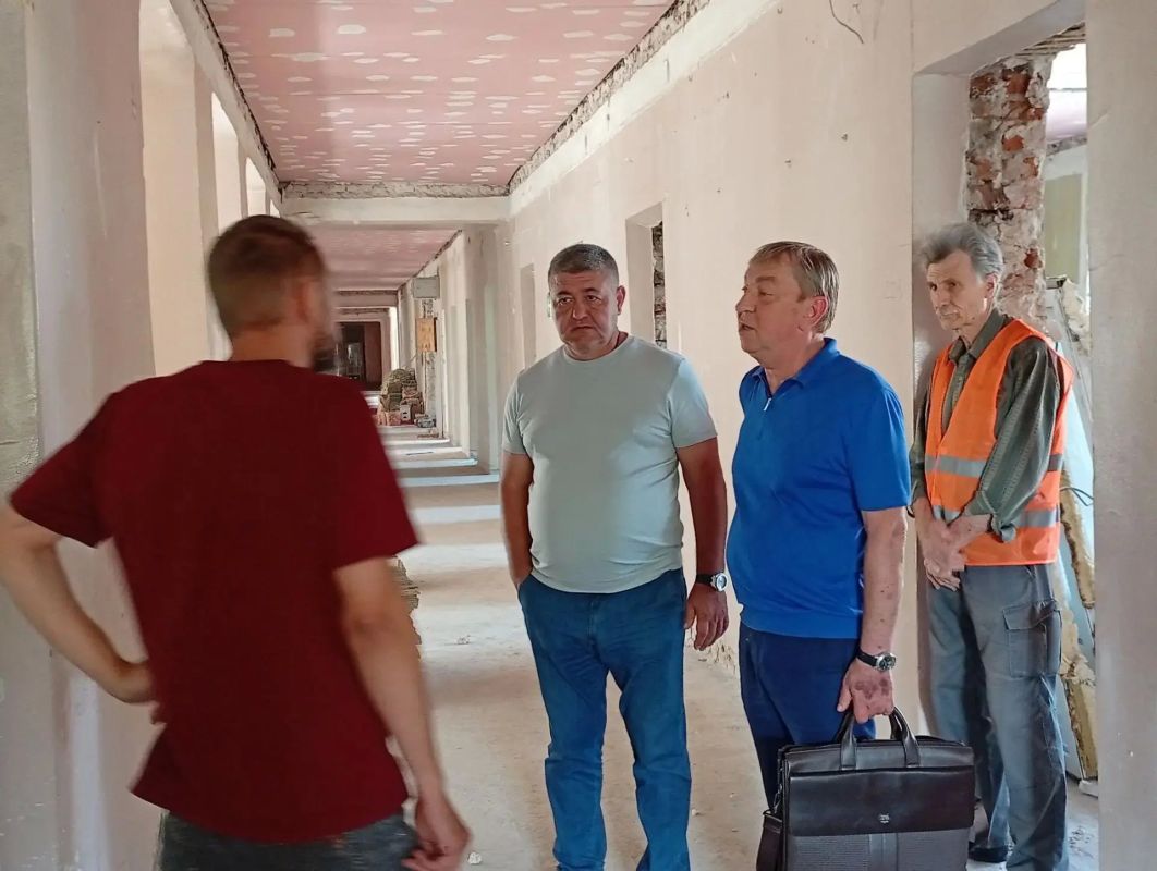 Вместе с главным врачом Ясиноватской центральной районной больницы Сергеем Джеломановым проверили ход ремонтных работ в поликлинике № 2 Вместе с главным врачом Ясиноватской центральной районной больницы Сергеем Джеломановым проверили ход ремонтных работ в поликлинике № 2