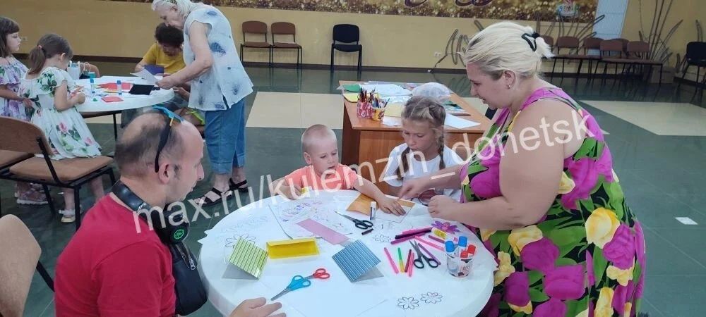 В преддверии светлого праздника Дня семьи, любви и верности на базе Донецкого городского молодёжного центра состоялся тематический мастер-класс по изготовлению поздравительных открыток «Счастье в дом» В преддверии светлого праздника Дня семьи, любви и верности на базе Донецкого городского молодёжного центра состоялся тематический мастер-класс по изготовлению поздравительных открыток «Счастье в дом»