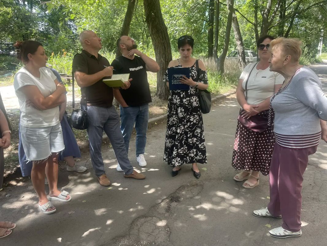 Валентин Левченко: Встреча с жителями улицы Политбойцов: обсудили ЖКХ, благоустройство и проект «Управдом» Валентин Левченко: Встреча с жителями улицы Политбойцов: обсудили ЖКХ, благоустройство и проект «Управдом»