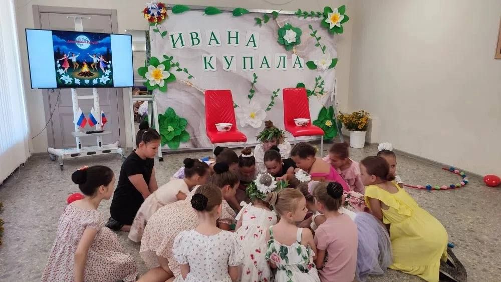 В преддверии праздника Ивана Купалы в клубе села Бирюки прошла увлекательная игровая программа «В поисках цветка папоротника» для участников творческих коллективов В преддверии праздника Ивана Купалы в клубе села Бирюки прошла увлекательная игровая программа «В поисках цветка папоротника» для участников творческих коллективов