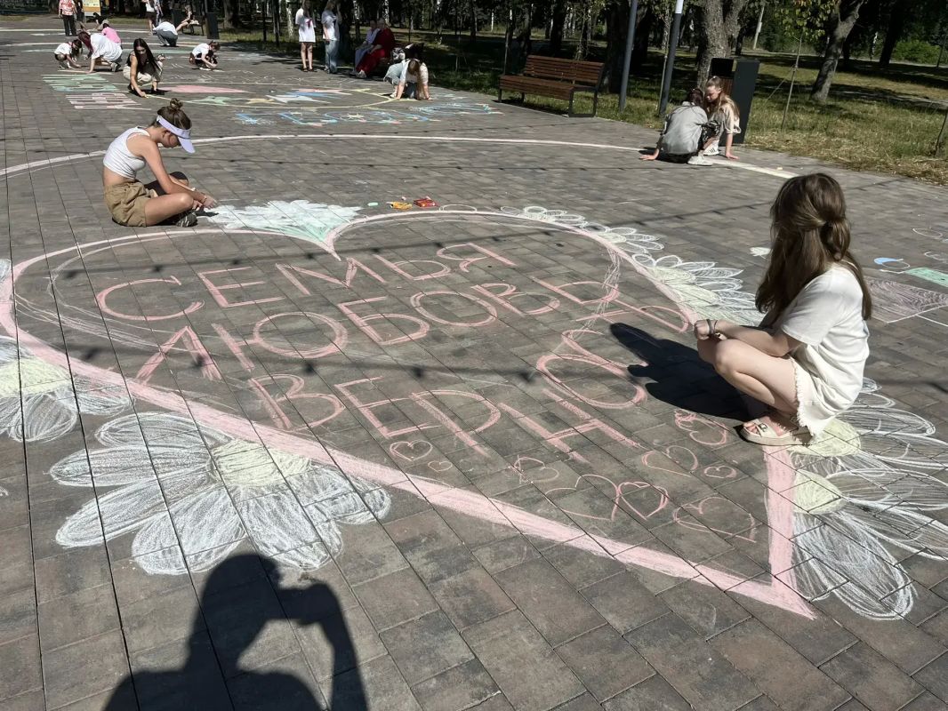 Накануне Дня семьи, любви и верности департаментом образования Администрации городского округа Макеевка был инициирован фестиваль «Радуга семейного счастья» Накануне Дня семьи, любви и верности департаментом образования Администрации городского округа Макеевка был инициирован фестиваль «Радуга семейного счастья»