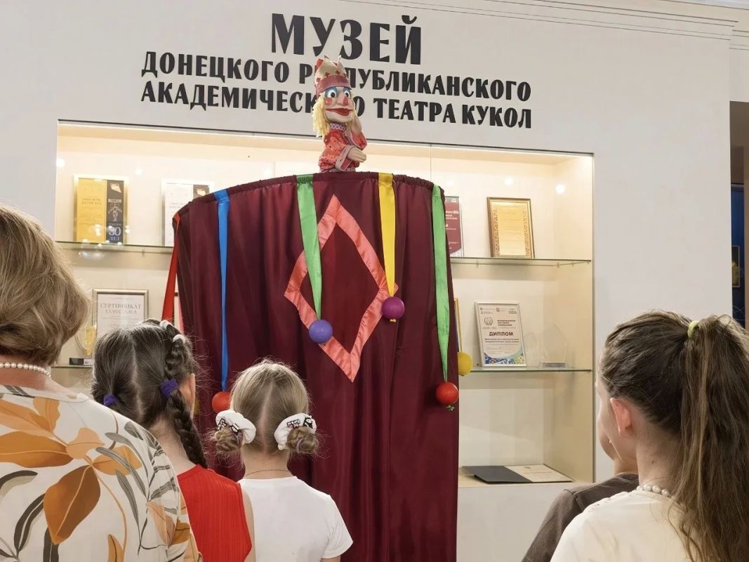 В Новом музее Донецкого театра кукол прошла первая экскурсия для зрителей В Новом музее Донецкого театра кукол прошла первая экскурсия для зрителей