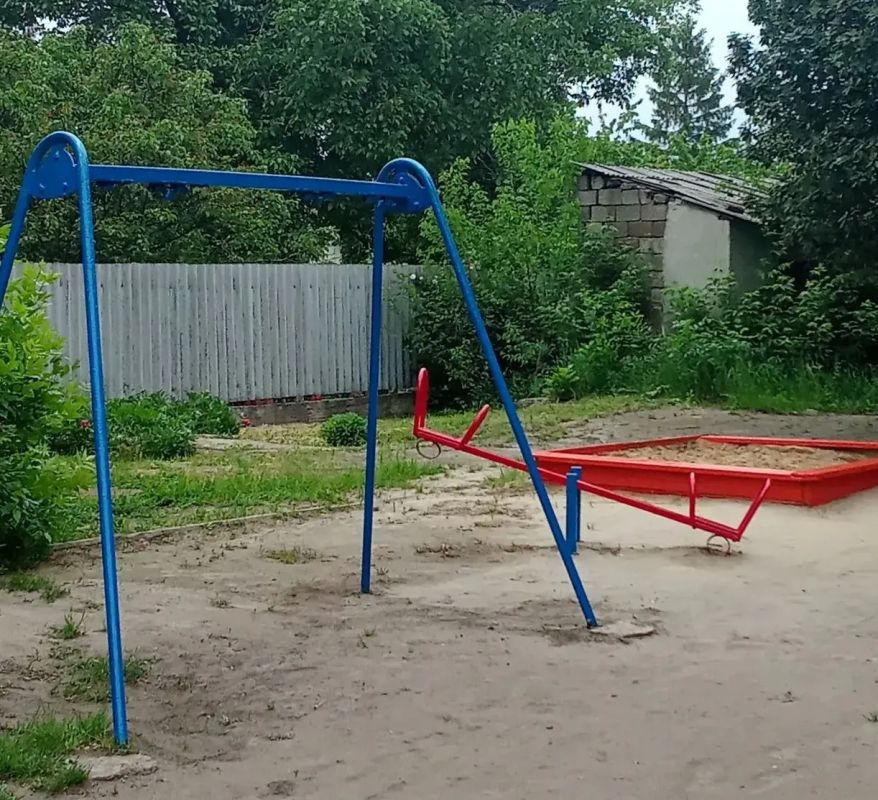 В рамках благоустройства территории Кировского внутригородского района силами ГБОУ «Основная школа № 36 городского округа Макеевка» по ул. Кремлевской выполнены работы по покраске элементов детской площадки, расположенной на... В рамках благоустройства территории Кировского внутригородского района силами ГБОУ «Основная школа № 36 городского округа Макеевка» по ул. Кремлевской выполнены работы по покраске элементов детской площадки, расположенной на...