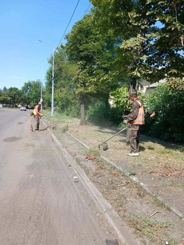Коммунальщики Снежного продолжают благоустраивать территории общего пользования Коммунальщики Снежного продолжают благоустраивать территории общего пользования