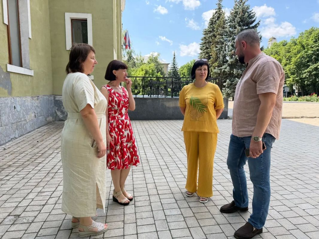 Сегодня, 7 июля, по поручению Главы Республики Дениса Пушилина, спикер-активист Алексей Боршош провел встречу с жителями Кировского района на подведомственной территории по ул. Депутатская, 162