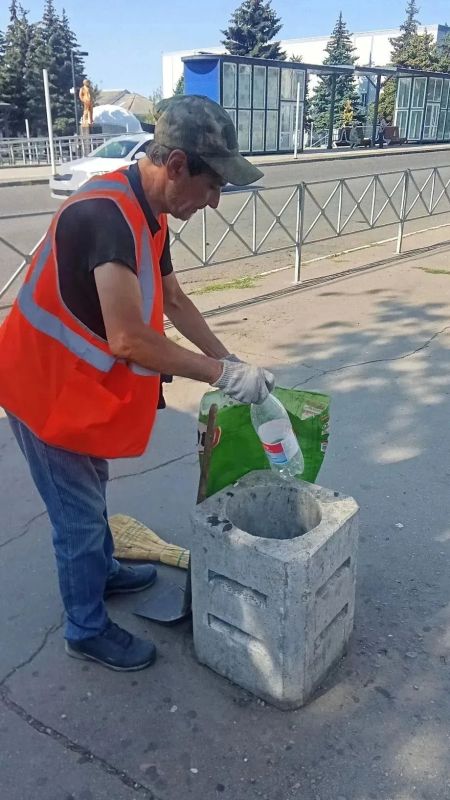 Коммунальщики Снежного продолжают благоустраивать территории общего пользования Коммунальщики Снежного продолжают благоустраивать территории общего пользования