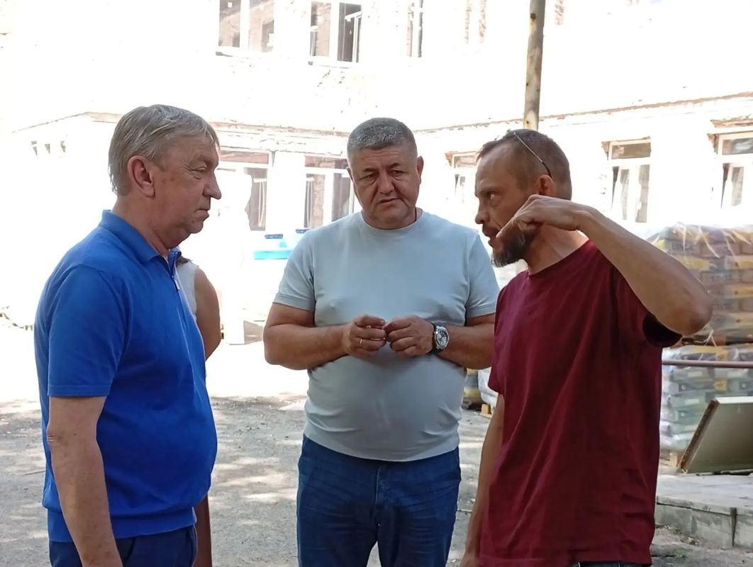 Вместе с главным врачом Ясиноватской центральной районной больницы Сергеем Джеломановым проверили ход ремонтных работ в поликлинике № 2