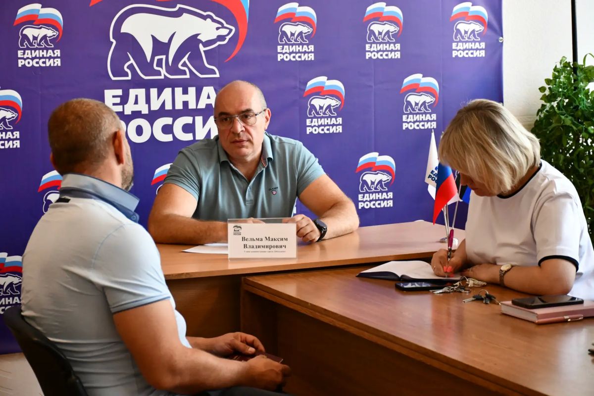 Сегодня, 7 июля, жители Дебальцево смогли лично обратиться со своими насущными вопросами к первому заместителю главы администрации городского округа, Максиму Вельме Сегодня, 7 июля, жители Дебальцево смогли лично обратиться со своими насущными вопросами к первому заместителю главы администрации городского округа, Максиму Вельме