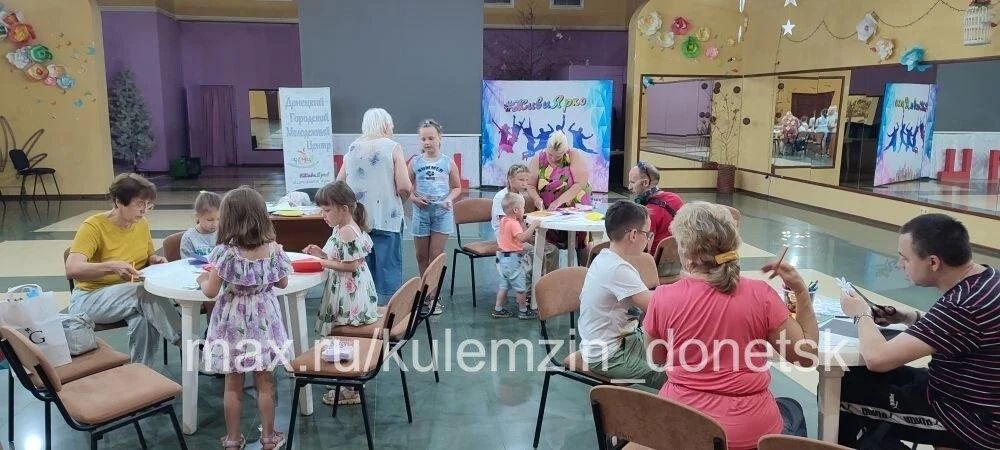 В преддверии светлого праздника Дня семьи, любви и верности на базе Донецкого городского молодёжного центра состоялся тематический мастер-класс по изготовлению поздравительных открыток «Счастье в дом» В преддверии светлого праздника Дня семьи, любви и верности на базе Донецкого городского молодёжного центра состоялся тематический мастер-класс по изготовлению поздравительных открыток «Счастье в дом»