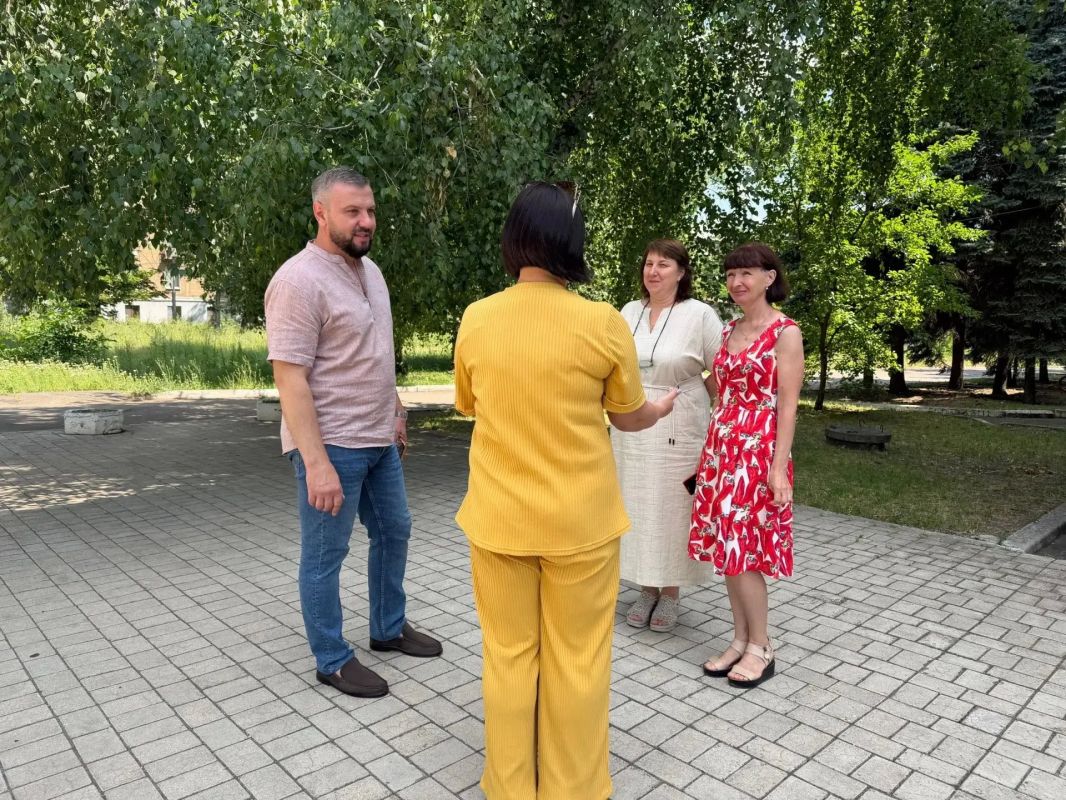 Сегодня, 7 июля, по поручению Главы Республики Дениса Пушилина, спикер-активист Алексей Боршош провел встречу с жителями Кировского района на подведомственной территории по ул. Депутатская, 162 Сегодня, 7 июля, по поручению Главы Республики Дениса Пушилина, спикер-активист Алексей Боршош провел встречу с жителями Кировского района на подведомственной территории по ул. Депутатская, 162