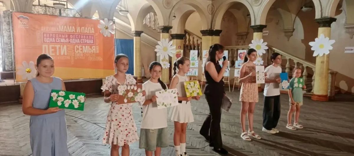 Сегодня, в Зугрэсском городском Дворце культуры прошла яркая, игровая, конкурсная программа, посвящённая Дню семьи, любви и верности: "Весёлая семейка" Сегодня, в Зугрэсском городском Дворце культуры прошла яркая, игровая, конкурсная программа, посвящённая Дню семьи, любви и верности: "Весёлая семейка"