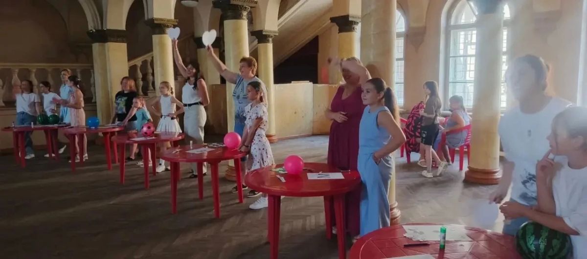Сегодня, в Зугрэсском городском Дворце культуры прошла яркая, игровая, конкурсная программа, посвящённая Дню семьи, любви и верности: "Весёлая семейка" Сегодня, в Зугрэсском городском Дворце культуры прошла яркая, игровая, конкурсная программа, посвящённая Дню семьи, любви и верности: "Весёлая семейка"