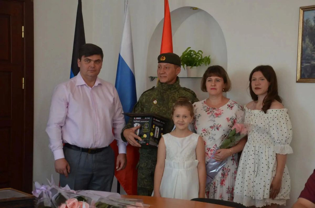 «ВСЁ НАЧИНАЕТСЯ С СЕМЬИ». В малом зале администрации городского округа Торез состоялось торжественное мероприятие «Всё начинается с семьи», приуроченное ко Дню семьи, любви и верности «ВСЁ НАЧИНАЕТСЯ С СЕМЬИ». В малом зале администрации городского округа Торез состоялось торжественное мероприятие «Всё начинается с семьи», приуроченное ко Дню семьи, любви и верности