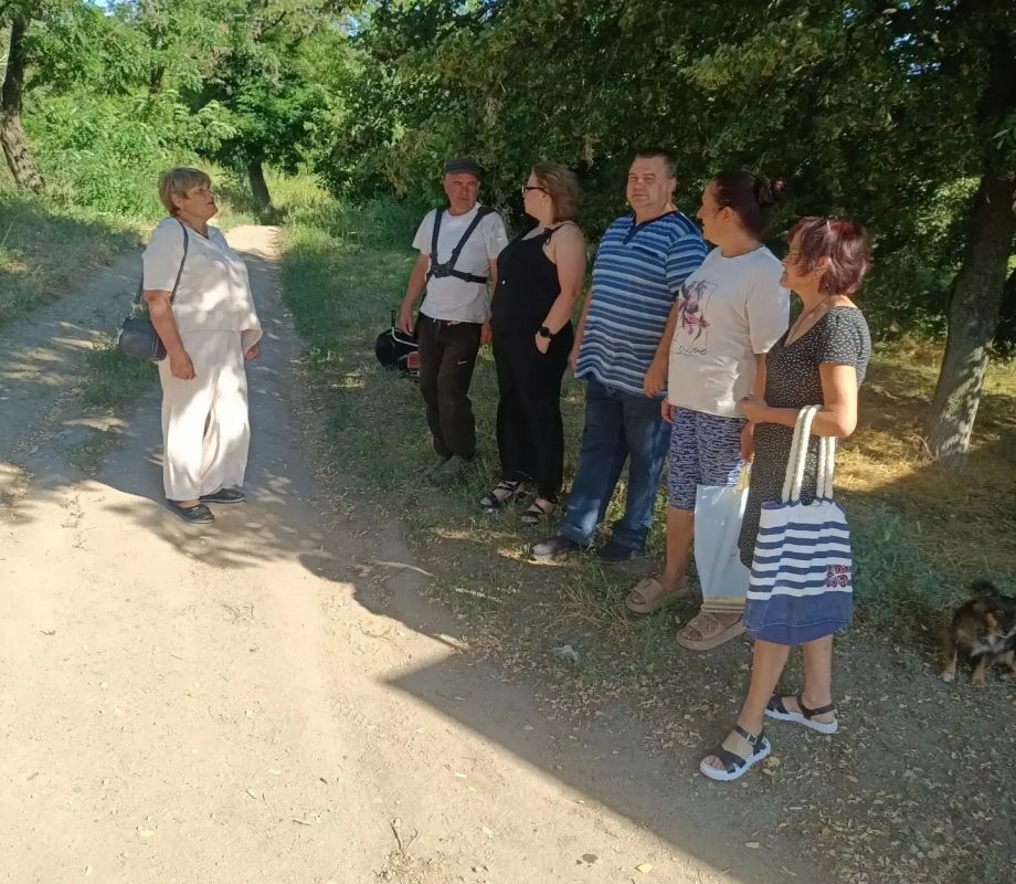 Сегодня, 8 июля, по инициативе Главы ДНР Дениса Пушилина, спикер-активист, председатель ТОС «Землянки» Светлана Пархоменко провела встречу с жителями Кировского района на подведомственной территории пгт Землянки по ул....