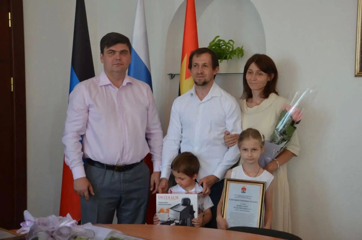 «ВСЁ НАЧИНАЕТСЯ С СЕМЬИ». В малом зале администрации городского округа Торез состоялось торжественное мероприятие «Всё начинается с семьи», приуроченное ко Дню семьи, любви и верности «ВСЁ НАЧИНАЕТСЯ С СЕМЬИ». В малом зале администрации городского округа Торез состоялось торжественное мероприятие «Всё начинается с семьи», приуроченное ко Дню семьи, любви и верности