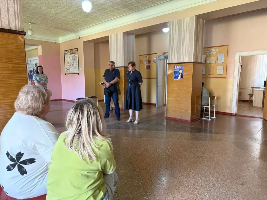 Сегодня, 8 июля, заместитель главы Администрации городского округа Макеевка Ирина Лях провела встречу с жителями Кировского района на подведомственной территории Государственного бюджетного общеобразовательного учреждения... Сегодня, 8 июля, заместитель главы Администрации городского округа Макеевка Ирина Лях провела встречу с жителями Кировского района на подведомственной территории Государственного бюджетного общеобразовательного учреждения...