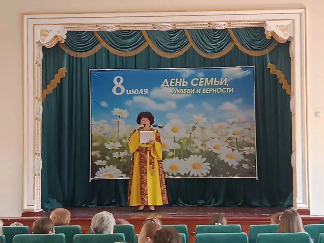 Сегодня, в Зугрэсском городском Дворце культуры, в рамках партийного проекта «Культура малой Родины», прошёл тематический концерт ко Дню семьи, любви и верности "Все вместе мы огромная семья" Сегодня, в Зугрэсском городском Дворце культуры, в рамках партийного проекта «Культура малой Родины», прошёл тематический концерт ко Дню семьи, любви и верности "Все вместе мы огромная семья"