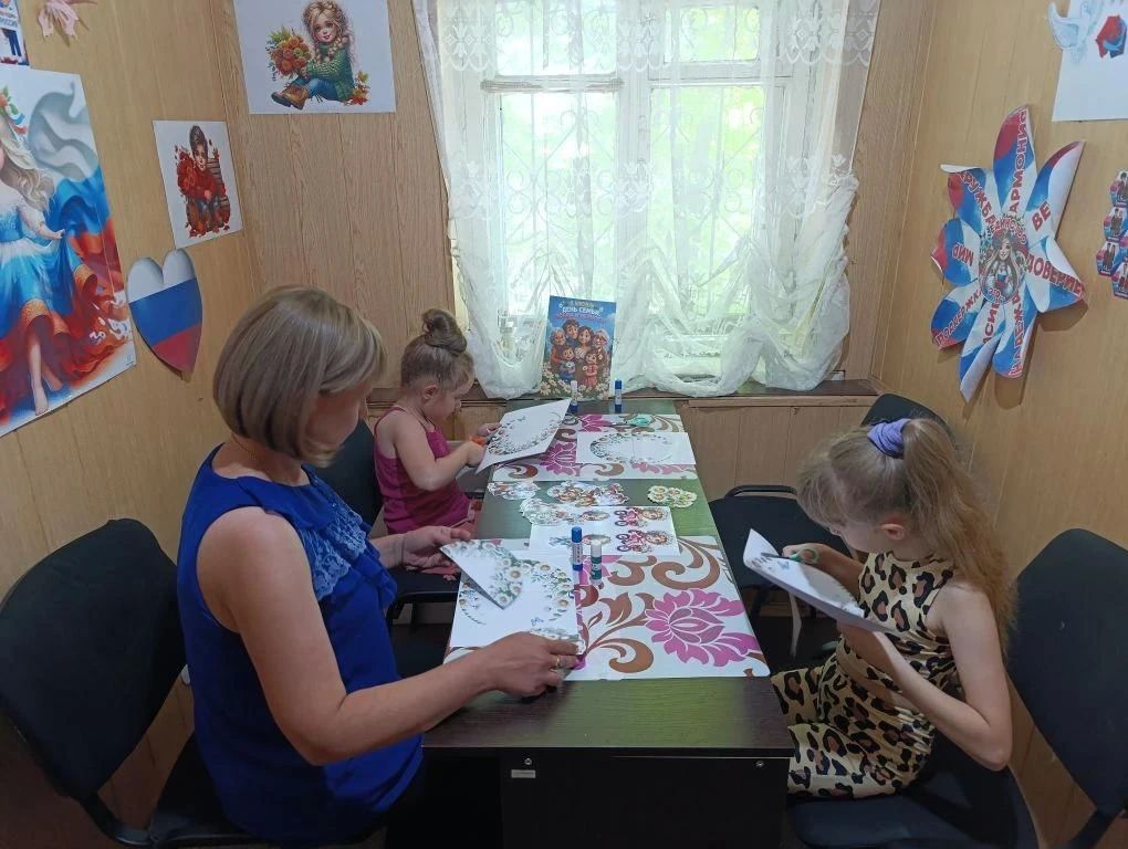 «Ромашка- символ семьи»!. В день семьи, любви и верности Отдел культуры Администрации Краснолиманского округа провел информационно-правовую лекцию и творческую мастерскую с детьми Краснолиманщины «Ромашка- символ семьи»!. В день семьи, любви и верности Отдел культуры Администрации Краснолиманского округа провел информационно-правовую лекцию и творческую мастерскую с детьми Краснолиманщины