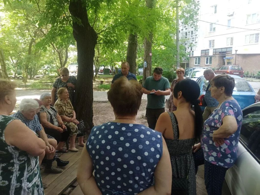 Валентин Левченко: Встреча заместителя руководителя Управы и депутата с жителями улицы Куйбышева: избран старший по дому в рамках проекта «Управдом» Валентин Левченко: Встреча заместителя руководителя Управы и депутата с жителями улицы Куйбышева: избран старший по дому в рамках проекта «Управдом»
