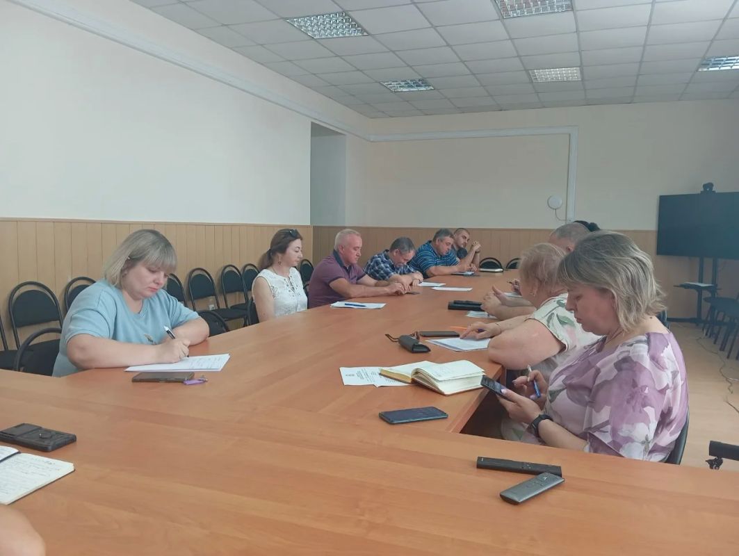 8 июля 2026 года заместитель главы администрации городского округа Дебальцево Евгений Глебов провел заседание комиссии по вопросам подготовки объектов жилищно-коммунального хозяйства и социальной сферы к работе в... 8 июля 2026 года заместитель главы администрации городского округа Дебальцево Евгений Глебов провел заседание комиссии по вопросам подготовки объектов жилищно-коммунального хозяйства и социальной сферы к работе в...