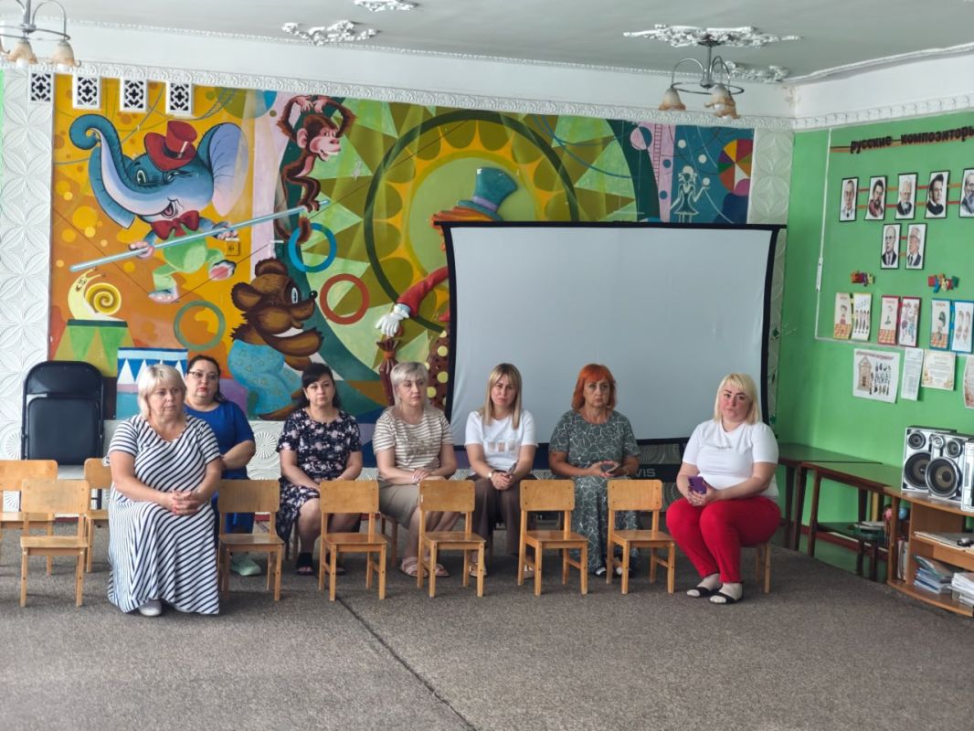 Сегодня, 8 июля 2026 года, в рамках проектов «Управдом» и "Школа ЖКХ", депутат Донецкого городского Совета ДНР Алексей Ковровский провел встречу с жителями по адресу ул. Бирюзова, 44Б Сегодня, 8 июля 2026 года, в рамках проектов «Управдом» и "Школа ЖКХ", депутат Донецкого городского Совета ДНР Алексей Ковровский провел встречу с жителями по адресу ул. Бирюзова, 44Б