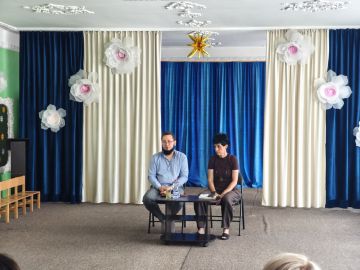 Сегодня, 8 июля 2026 года, в рамках проектов «Управдом» и "Школа ЖКХ", депутат Донецкого городского Совета ДНР Алексей Ковровский провел встречу с жителями по адресу ул. Бирюзова, 44Б